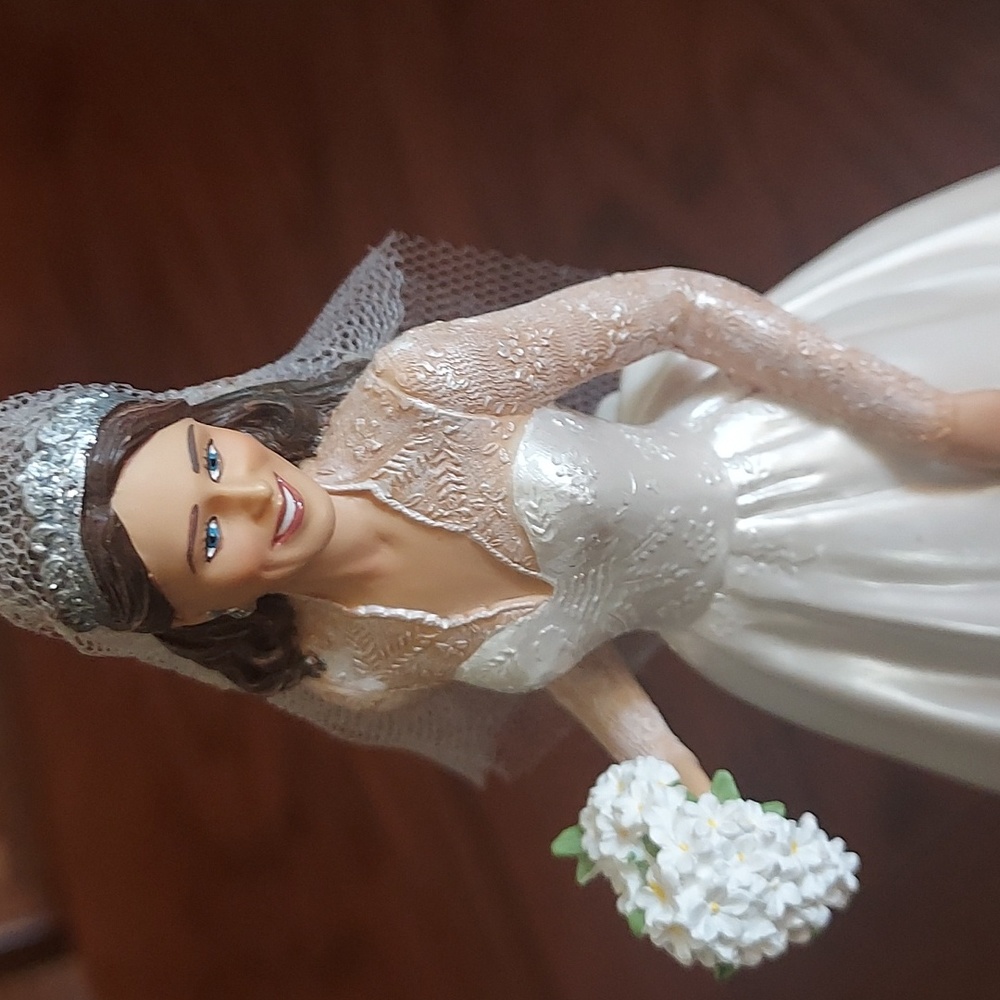 Hamilton Collection Royal Bride Kate - Picture 2 of 4